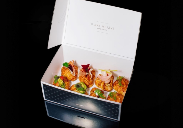 Box s 8 mini slanými croissanty