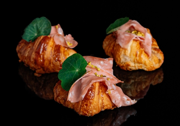 Mini croissant s mortadellou